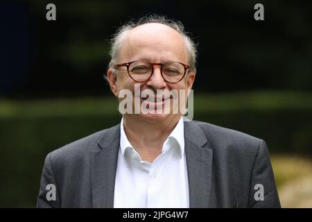 Düsseldorf, Deutschland. 18. August 2022. Michel Favre, Chief Executive Officer (CEO) von Hella, steht vor dem KPMG-Gebäude. Der in Lippstadt ansässige Beleuchtungsspezialist Hella ist mehrheitlich im Besitz des französischen Automobilzulieferers Faurecia. Seit Februar firmen die beiden Unternehmen unter dem Namen Forvia. Das Unternehmen behauptet, mit über 150.000 Mitarbeitern der siebtgrößte Automobilzulieferer der Welt zu sein. Kredit: David Young/dpa/Alamy Live Nachrichten Stockfoto