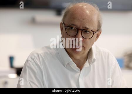 Düsseldorf, Deutschland. 18. August 2022. Michel Favre, Chief Executive Officer (CEO) von Hella, hält eine Pressekonferenz ab. Der in Lippstadt ansässige Beleuchtungsspezialist Hella ist mehrheitlich im Besitz des französischen Automobilzulieferers Faurecia. Seit Februar firmen die beiden Unternehmen unter dem Namen Forvia. Das Unternehmen sagt, dass es mit über 150.000 Mitarbeitern der siebtgrößte Automobilzulieferer der Welt ist. Kredit: David Young/dpa/Alamy Live Nachrichten Stockfoto