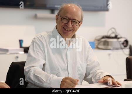 Düsseldorf, Deutschland. 18. August 2022. Michel Favre, Chief Executive Officer (CEO) von Hella, hält eine Pressekonferenz ab. Der in Lippstadt ansässige Beleuchtungsspezialist Hella ist mehrheitlich im Besitz des französischen Automobilzulieferers Faurecia. Seit Februar firmen die beiden Unternehmen unter dem Namen Forvia. Das Unternehmen sagt, dass es mit über 150.000 Mitarbeitern der siebtgrößte Automobilzulieferer der Welt ist. Kredit: David Young/dpa/Alamy Live Nachrichten Stockfoto