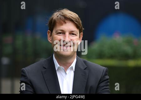Düsseldorf, Deutschland. 18. August 2022. Bernard Schäferbarthold, Chief Financial Officer (CFO) von Hella, steht vor dem KPMG-Gebäude. Der in Lippstadt ansässige Beleuchtungsspezialist Hella ist mehrheitlich im Besitz des französischen Automobilzulieferers Faurecia. Seit Februar firmen die beiden Unternehmen unter dem Namen Forvia. Das Unternehmen behauptet, mit über 150.000 Mitarbeitern der siebtgrößte Automobilzulieferer der Welt zu sein. Kredit: David Young/dpa/Alamy Live Nachrichten Stockfoto