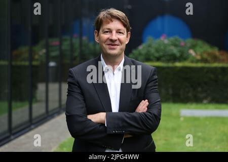 Düsseldorf, Deutschland. 18. August 2022. Bernard Schäferbarthold, Chief Financial Officer (CFO) von Hella, steht vor dem KPMG-Gebäude. Der in Lippstadt ansässige Beleuchtungsspezialist Hella ist mehrheitlich im Besitz des französischen Automobilzulieferers Faurecia. Seit Februar firmen die beiden Unternehmen unter dem Namen Forvia. Das Unternehmen behauptet, mit über 150.000 Mitarbeitern der siebtgrößte Automobilzulieferer der Welt zu sein. Kredit: David Young/dpa/Alamy Live Nachrichten Stockfoto