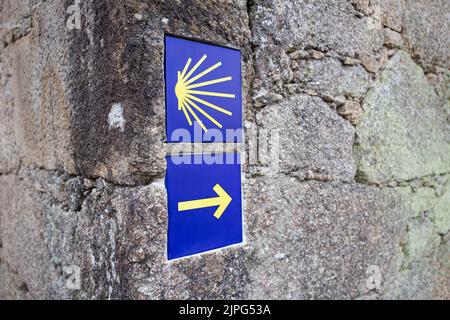 Camino de Santiago Zeichen Fliesen auf Steinmauer. Jakobsweg Symbol. Wallfahrt nach Santiago de Compostela Stockfoto