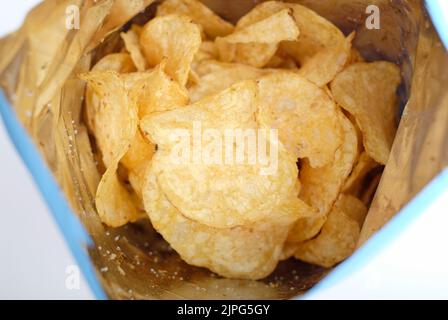 Gourmet-Kartoffelchips in der Packung Stockfoto