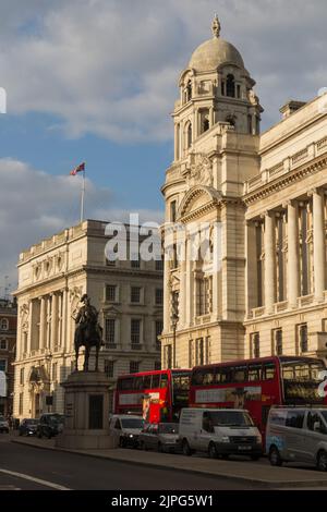 Eine vertikale Aufnahme des Trafalgar Square in London Stockfoto