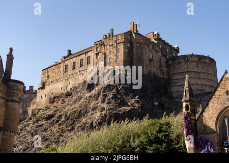 Ein Blick auf das Edinburgh Castle an einem sonnigen Tag Stockfoto