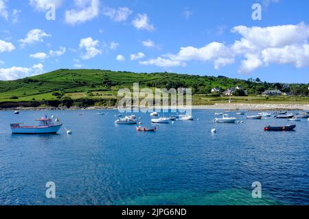 Frankreich, Omonville-la-Rogue, Le Hable, 05.07.2022: Boote in der Hafenbucht Le Hable in Omonville-la-Rogue auf der Halbinsel Cotentin an der franzoe Stockfoto