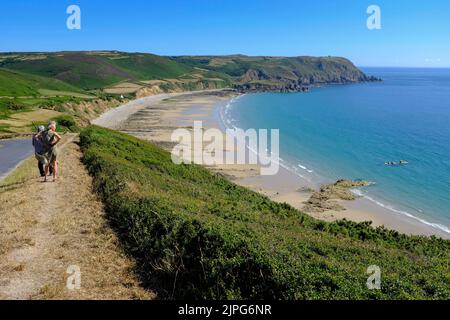 Frankreich, La Hague, 05.07.2022: Ein Paar genießt die Aussicht auf den Strand in der Bucht von Ecalgrain und auf die Nez de Joburg in der Nähe des Ca Stockfoto