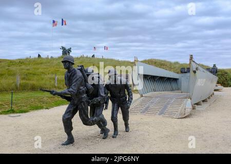 Frankreich, Sainte-Marie-du-Mont, 07.07.2022: das Higgins Boat Memorial am Utah Beach erinnert an den Konstrukteur des amerikanischen Landungsbootes L Stockfoto