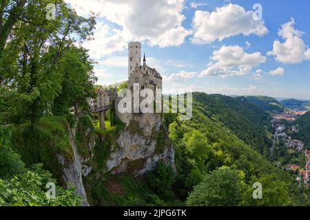 Panoramablick auf Schloss Lichtenstein im Sommer, Baden-württemberg, Deutschland Stockfoto