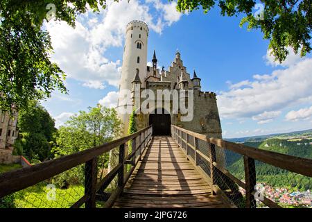 Panoramablick auf Schloss Lichtenstein im Sommer, Baden-württemberg, Deutschland Stockfoto