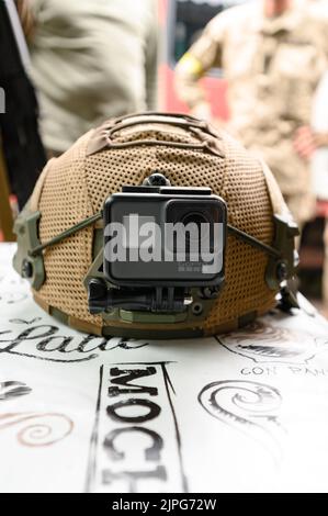 Taktischer Helm und gopro Kamera im ukrainischen Militär, NATO und ihre Standards in der Ukraine. Stockfoto