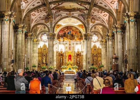 Ein Service, der in Parroquia San Juan Bautista in Coyoacan, Mexiko-Stadt, Mexiko, stattfindet Stockfoto