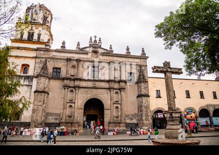 Das Äußere der Kirche Parroquia San Juan Bautista in Coyoacan, Mexiko-Stadt, Mexiko Stockfoto