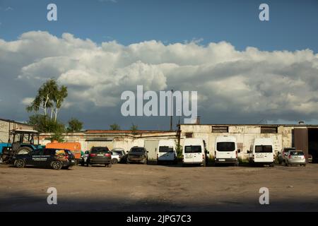 Garage für den Transport. Busparkplatz. Industriegebiet mit privaten Autos. Blick auf die Anlage. Stockfoto