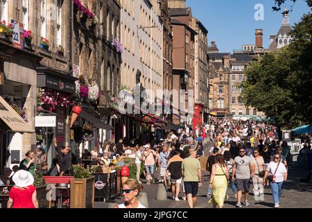 Ein Blick auf den Grassmarket von Edinburgh während des Sommers an einem sonnigen Tag Stockfoto