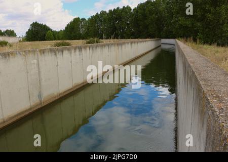 Pisuerga Kanal Bewässerungssystem Kanal mit unter dem normalen Wasserstand bei Trockenheit Bedingungen Lantadilla Palencia Castile und Leon Spanien Stockfoto