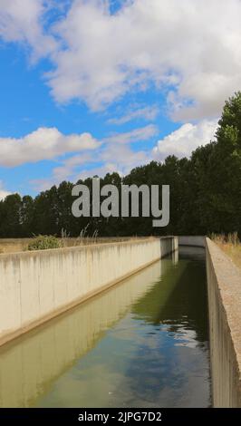 Pisuerga Kanal Bewässerungssystem Kanal mit unter dem normalen Wasserstand bei Trockenheit Bedingungen Lantadilla Palencia Castile und Leon Spanien Stockfoto