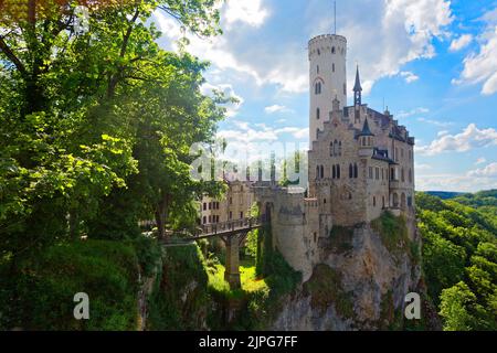 Panoramablick auf Schloss Lichtenstein im Sommer, Baden-württemberg, Deutschland Stockfoto