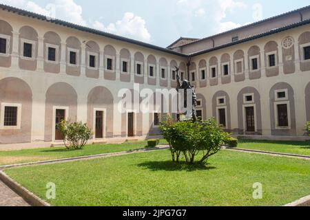 Subiaco, Latium - August 2022 - Kloster von Santa Scolastica, eines der 12 von St. Benedikt gegründet Stockfoto