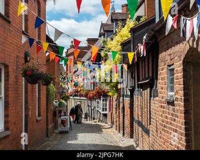 Bunting über die Church Lane alte gepflasterte Straße in Ledbury Herefordshire England Stockfoto