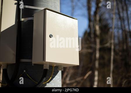 Box mit Drähten. Elektrische Ausrüstung am Mast. Stromschalter. Stockfoto