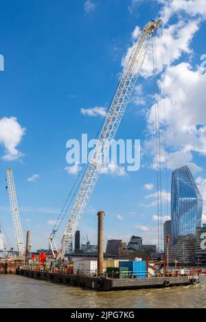 Bauarbeiten in der Nähe der Blackfriars Bridge in London auf der Themse Tideway Tunnel Super Kanalisation unter-Konstruktion unter der Themse. Damm Stockfoto