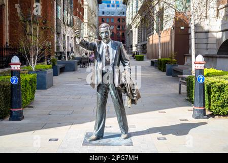 Taxi, der Titel einer Bronzestatue von John Seward Johnson Jr, die einen Stadtarbeiter einfriert und ein Taxi anhagelt. Datum 1983. In Blackfriars, London, Großbritannien Stockfoto