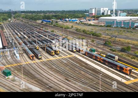 Tyseley, Birmingham August 18. 2022 - Geparkte und ungenutzte Züge der West Midlands Railway im Tyseley Traction Maintenance Depot (TMD) in Birmingham, als fortgesetzte Eisenbahnstreiks das Vereinigte Königreich trafen. Quelle: Scott CM/Alamy Live News Stockfoto