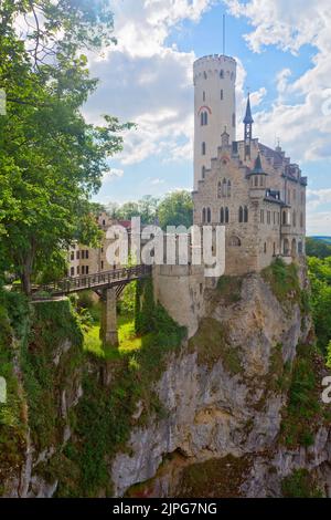 Panoramablick auf Schloss Lichtenstein im Sommer, Baden-württemberg, Deutschland Stockfoto