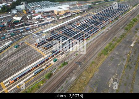 Tyseley, Birmingham August 18. 2022 - Geparkte und ungenutzte Züge der West Midlands Railway im Tyseley Traction Maintenance Depot (TMD) in Birmingham, als fortgesetzte Eisenbahnstreiks das Vereinigte Königreich trafen. Quelle: Scott CM/Alamy Live News Stockfoto