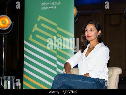 Edinburgh, Schottland, Großbritannien 18.. August 2022. Edinburgh International Book Festival: Professor Devi Sridhar, Vorsitzender für globale öffentliche Gesundheit an der Universität Edinburgh, wurde während der Pandemie bekannt. Im Rahmen ihres neuen Buches Preventable: How a Pandemic Changed the World & How to Stop the Next One diskutiert sie, welche Lehren wir daraus ziehen können – und wie dies unsere zukünftige Politik beeinflussen sollte. Kredit: Sally Anderson/Alamy Live Nachrichten Stockfoto