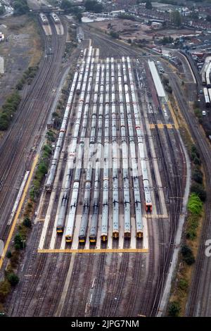 Tyseley, Birmingham August 18. 2022 - Geparkte und ungenutzte Züge der West Midlands Railway im Tyseley Traction Maintenance Depot (TMD) in Birmingham, als fortgesetzte Eisenbahnstreiks das Vereinigte Königreich trafen. Quelle: Scott CM/Alamy Live News Stockfoto