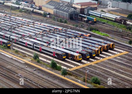 Tyseley, Birmingham August 18. 2022 - Geparkte und ungenutzte Züge der West Midlands Railway im Tyseley Traction Maintenance Depot (TMD) in Birmingham, als fortgesetzte Eisenbahnstreiks das Vereinigte Königreich trafen. Quelle: Scott CM/Alamy Live News Stockfoto