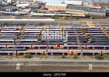 Tyseley, Birmingham August 18. 2022 - Geparkte und ungenutzte Züge der West Midlands Railway im Tyseley Traction Maintenance Depot (TMD) in Birmingham, als fortgesetzte Eisenbahnstreiks das Vereinigte Königreich trafen. Quelle: Scott CM/Alamy Live News Stockfoto