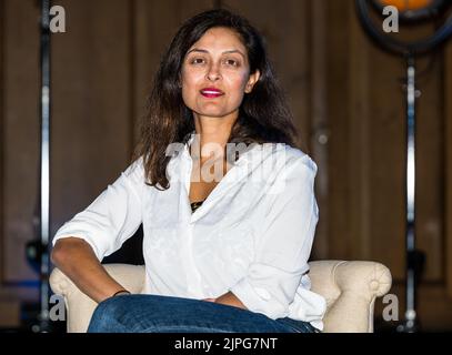 Edinburgh, Schottland, Großbritannien 18.. August 2022. Edinburgh International Book Festival: Professor Devi Sridhar, Vorsitzender für globale öffentliche Gesundheit an der Universität Edinburgh, wurde während der Pandemie bekannt. Im Rahmen ihres neuen Buches Preventable: How a Pandemic Changed the World & How to Stop the Next One diskutiert sie, welche Lehren wir daraus ziehen können – und wie dies unsere zukünftige Politik beeinflussen sollte. Kredit: Sally Anderson/Alamy Live Nachrichten Stockfoto