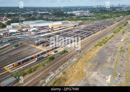 Tyseley, Birmingham August 18. 2022 - Geparkte und ungenutzte Züge der West Midlands Railway im Tyseley Traction Maintenance Depot (TMD) in Birmingham, als fortgesetzte Eisenbahnstreiks das Vereinigte Königreich trafen. Quelle: Scott CM/Alamy Live News Stockfoto