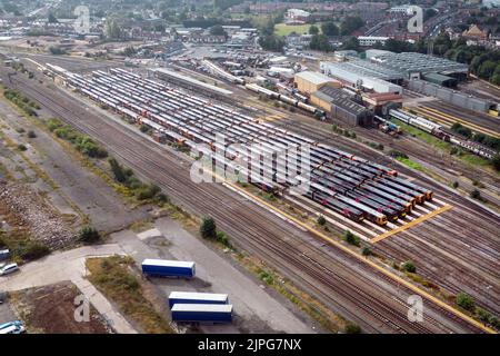 Tyseley, Birmingham August 18. 2022 - Geparkte und ungenutzte Züge der West Midlands Railway im Tyseley Traction Maintenance Depot (TMD) in Birmingham, als fortgesetzte Eisenbahnstreiks das Vereinigte Königreich trafen. Quelle: Scott CM/Alamy Live News Stockfoto