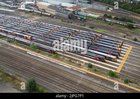 Tyseley, Birmingham August 18. 2022 - Geparkte und ungenutzte Züge der West Midlands Railway im Tyseley Traction Maintenance Depot (TMD) in Birmingham, als fortgesetzte Eisenbahnstreiks das Vereinigte Königreich trafen. Quelle: Scott CM/Alamy Live News Stockfoto