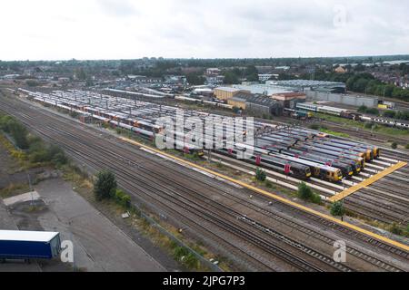 Tyseley, Birmingham August 18. 2022 - Geparkte und ungenutzte Züge der West Midlands Railway im Tyseley Traction Maintenance Depot (TMD) in Birmingham, als fortgesetzte Eisenbahnstreiks das Vereinigte Königreich trafen. Quelle: Scott CM/Alamy Live News Stockfoto