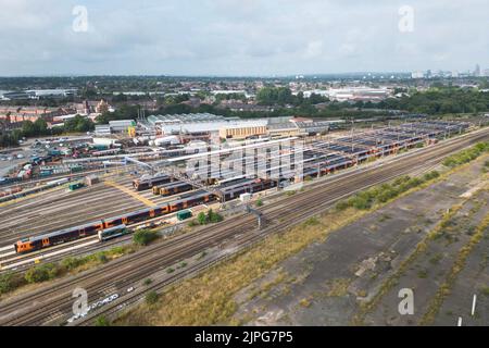 Tyseley, Birmingham August 18. 2022 - Geparkte und ungenutzte Züge der West Midlands Railway im Tyseley Traction Maintenance Depot (TMD) in Birmingham, als fortgesetzte Eisenbahnstreiks das Vereinigte Königreich trafen. Quelle: Scott CM/Alamy Live News Stockfoto