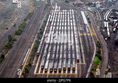 Tyseley, Birmingham August 18. 2022 - Geparkte und ungenutzte Züge der West Midlands Railway im Tyseley Traction Maintenance Depot (TMD) in Birmingham, als fortgesetzte Eisenbahnstreiks das Vereinigte Königreich trafen. Quelle: Scott CM/Alamy Live News Stockfoto