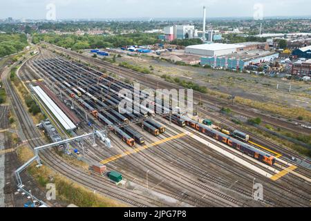 Tyseley, Birmingham August 18. 2022 - Geparkte und ungenutzte Züge der West Midlands Railway im Tyseley Traction Maintenance Depot (TMD) in Birmingham, als fortgesetzte Eisenbahnstreiks das Vereinigte Königreich trafen. Quelle: Scott CM/Alamy Live News Stockfoto