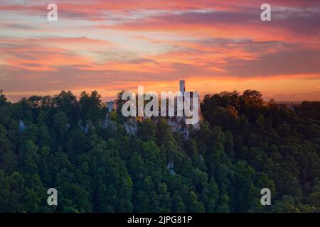 Panoramablick auf Schloss Lichtenstein bei Sonnenuntergang, Deutschland Stockfoto