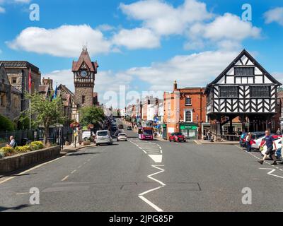 Ledbury High Street mit Barrett Browning Institute auf der linken Seite und Market House auf der rechten Seite Herefordshire England Stockfoto