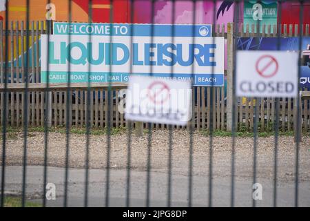 Ein geschlossenes Liquid Leisure, in der Nähe von Windsor, B... Der verstörte Vater eines Mädchens, das starb, nachdem es im Wasserpark vermisst wurde, hat von seinem „Kampf um die Wahrheit“ an ihrem 12.. Geburtstag gesprochen. Kyra Hill hatte vor der Tragödie im Liquid Leisure, nahe Windsor, Berkshire, am 6. August Träume davon, Fußball für das Frauenteam von Manchester United zu spielen. Notdienste wurden um 3,55pm Uhr gerufen und Kyra wurde kurz nach 5,10pm aufgefunden und eilte zum Wexham Park Krankenhaus, wo sie starb. Bilddatum: Donnerstag, 18. August 2022. Stockfoto