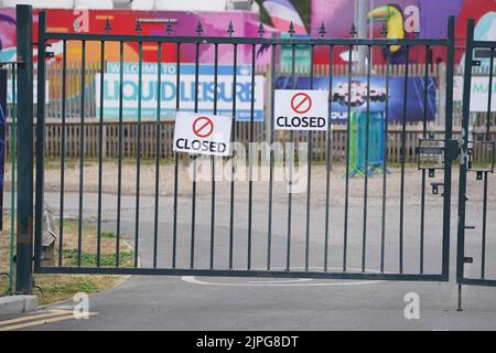 Ein geschlossenes Liquid Leisure, in der Nähe von Windsor, B... Der verstörte Vater eines Mädchens, das starb, nachdem es im Wasserpark vermisst wurde, hat von seinem „Kampf um die Wahrheit“ an ihrem 12.. Geburtstag gesprochen. Kyra Hill hatte vor der Tragödie im Liquid Leisure, nahe Windsor, Berkshire, am 6. August Träume davon, Fußball für das Frauenteam von Manchester United zu spielen. Notdienste wurden um 3,55pm Uhr gerufen und Kyra wurde kurz nach 5,10pm aufgefunden und eilte zum Wexham Park Krankenhaus, wo sie starb. Bilddatum: Donnerstag, 18. August 2022. Stockfoto