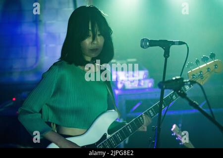 Edinburgh, Schottland. Mi, 17. August 2022. Die walisische Musikerin Cate Le Bon steht im Rahmen des Edinburgh Fringe Festivals 2022 in der Summerhall auf der Bühne. Cate Le Bon hat sechs Solo-Studioalben gemacht, wobei das jüngste Album ‘Pompeji’ im Februar 2022 auf dem mexikanischen Sommer-Plattenlabel veröffentlicht wird. Stockfoto