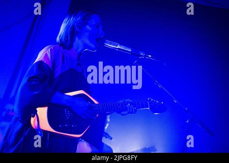 Edinburgh, Schottland. Mi, 17. August 2022. Die walisische Musikerin Cate Le Bon steht im Rahmen des Edinburgh Fringe Festivals 2022 in der Summerhall auf der Bühne. Cate Le Bon hat sechs Solo-Studioalben gemacht, wobei das jüngste Album ‘Pompeji’ im Februar 2022 auf dem mexikanischen Sommer-Plattenlabel veröffentlicht wird. Stockfoto