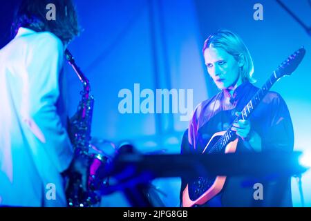 Edinburgh, Schottland. Mi, 17. August 2022. Die walisische Musikerin Cate Le Bon steht im Rahmen des Edinburgh Fringe Festivals 2022 in der Summerhall auf der Bühne. Cate Le Bon hat sechs Solo-Studioalben gemacht, wobei das jüngste Album ‘Pompeji’ im Februar 2022 auf dem mexikanischen Sommer-Plattenlabel veröffentlicht wird. Stockfoto