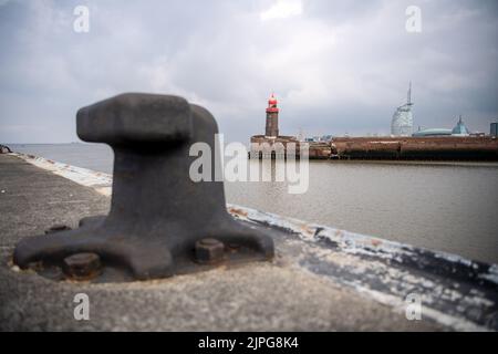 Bremerhaven, Deutschland. 18. August 2022. Der schiefe Mole Tower. Teile der Nordpier in Bremerhaven sind in der Nacht am Donnerstag eingekalten. Der Eingang zur Geeste ist geschlossen. Auch der Fährdienst der Weserfähre musste eingestellt werden. Quelle: Sina Schuldt/dpa/Alamy Live News Stockfoto